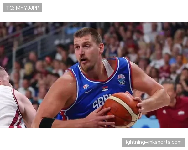 约基奇利用高位挡拆拉开空间，带动球队进攻节奏明显提升