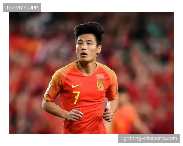 武磊拎菜袋比我半个月工资贵，路人那表情笑死我了